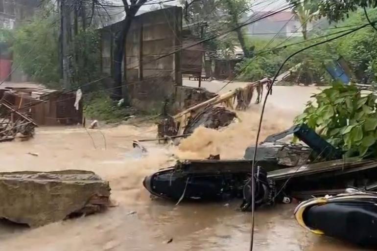 Hujan Deras Mengakibatkan Tembok Gudang SDA Jebol di Pasar Minggu