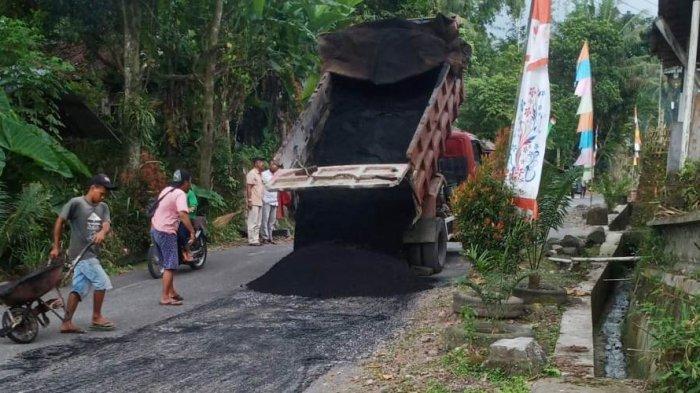 Tak Kuat Menunggu, Warga Perbaiki Jalan Sendiri