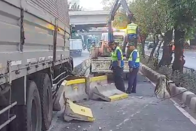 Truk Seruduk Jalur TransJakarta di Semanggi