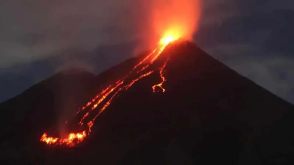 Gunung Lewotobi Laki-laki Luncurkan Lava 2 Km, Status Masih Awas