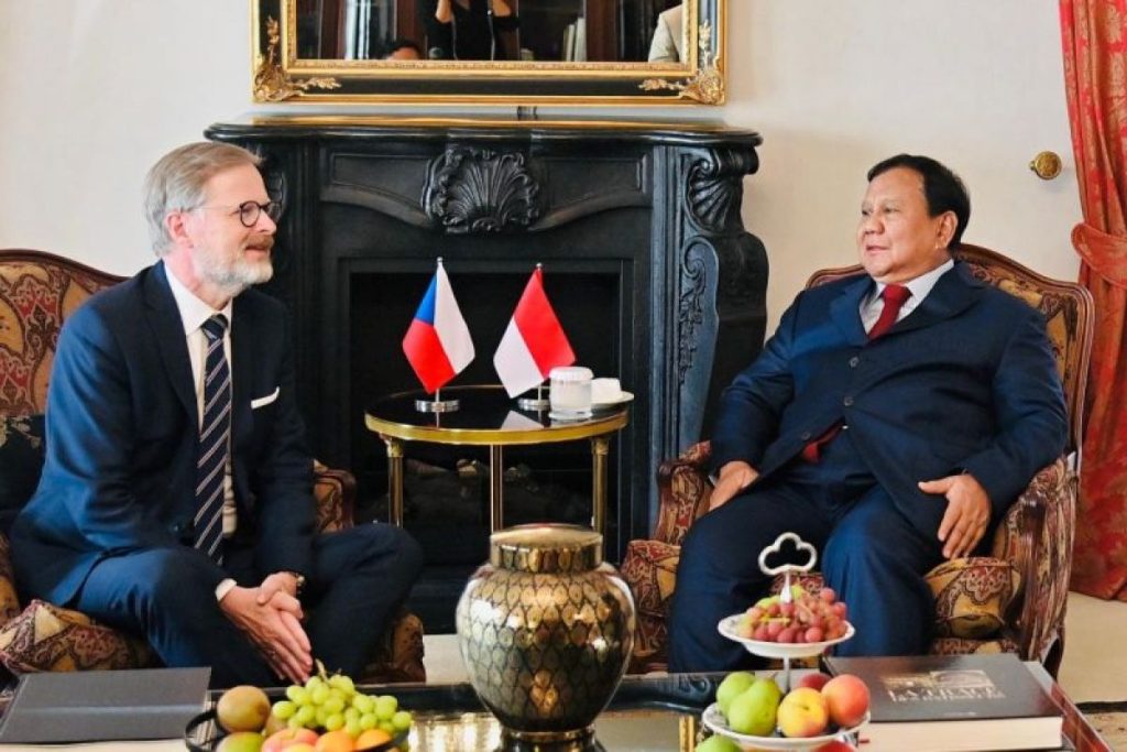Prabowo dan PM Ceko Bertemu Saat Transit di Praha