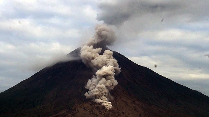 Semeru Meletus Lagi, Abu Capai 1.000 Meter