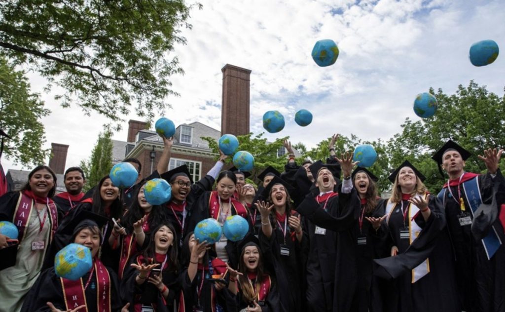 Potret Wisuda Harvard di Era Tekanan Trump