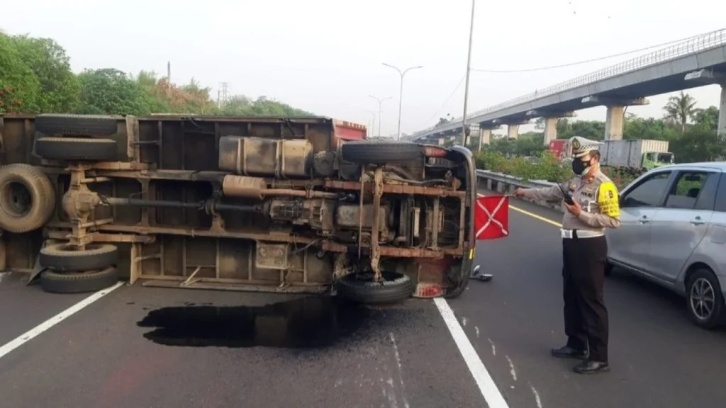 Truk Terguling di Tol Jagorawi, Arah Cawang Macet