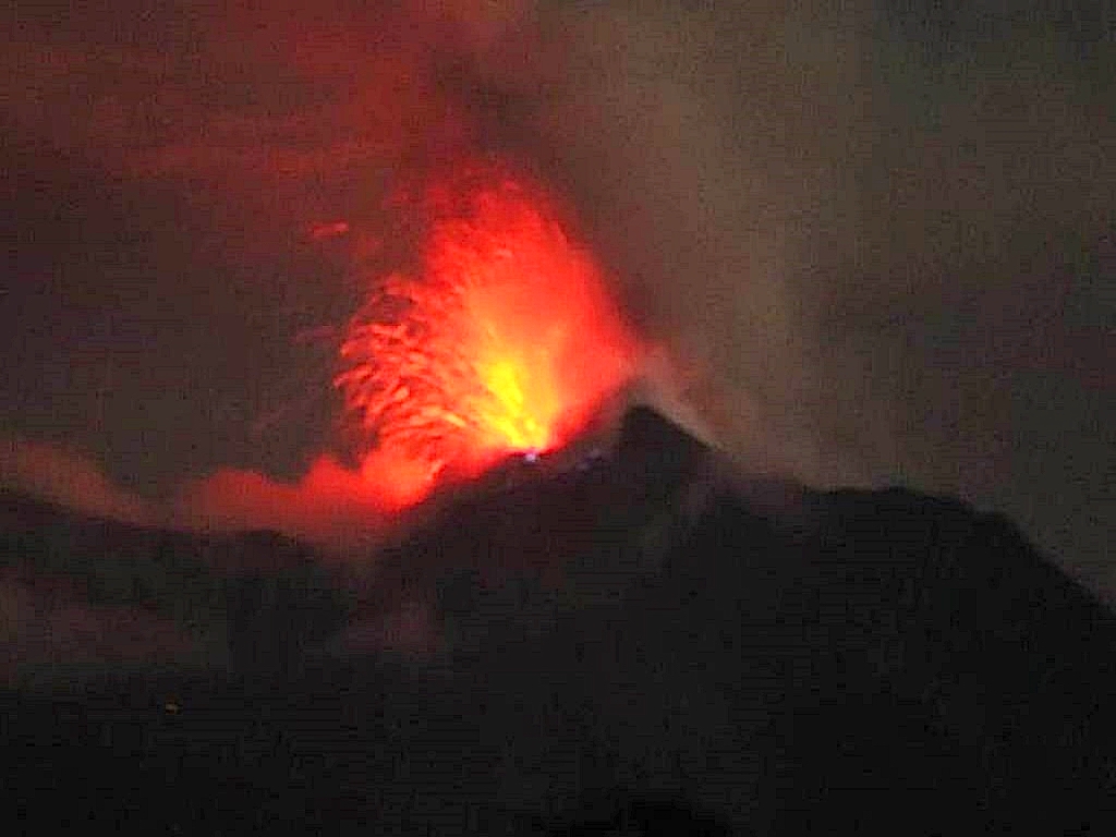 Abu Gunung Lewotolok Cemari Air Warga