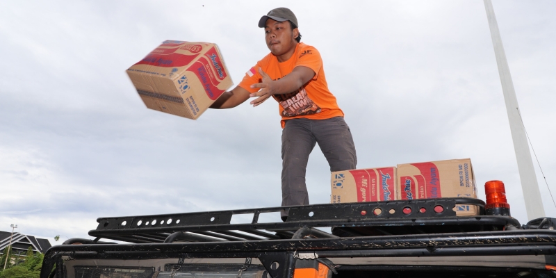 Banjir Rob Kian Parah, Warga Terima Bantuan Logistik