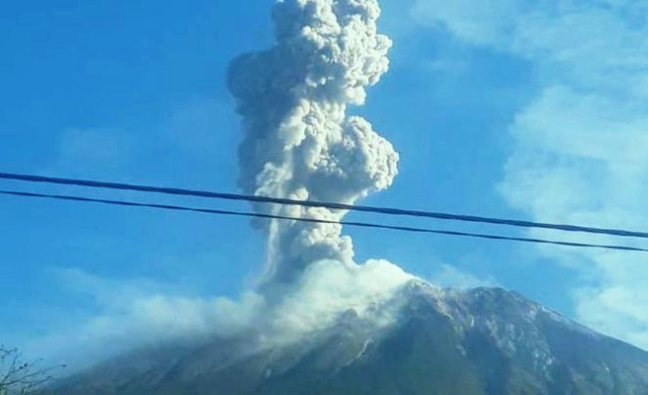 Aktivitas Gunung Lewotobi Tutup Bandara Maumere