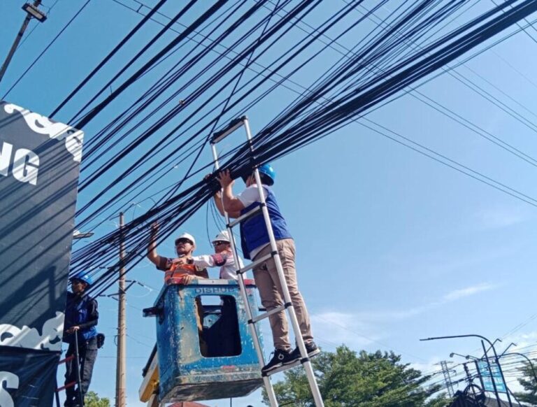 Bupati Cirebon Benahi Kabel Semrawut di Tuparev