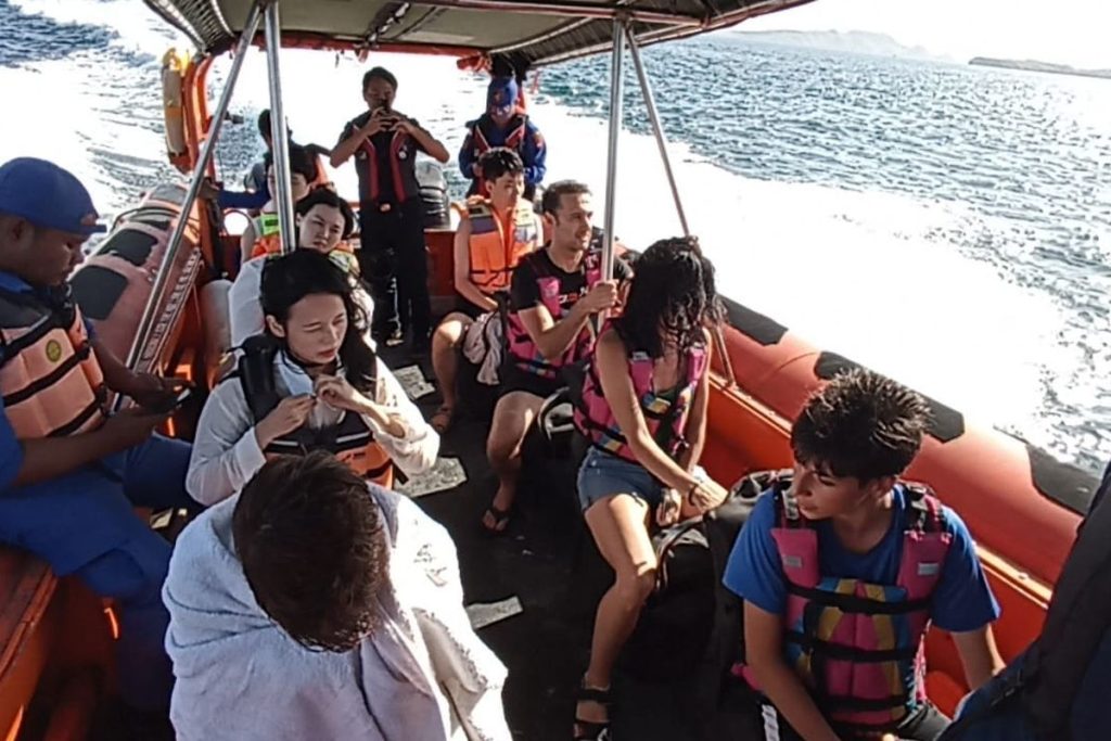 8 Wisatawan Asing Diselamatkan Usai Kapal Terbalik