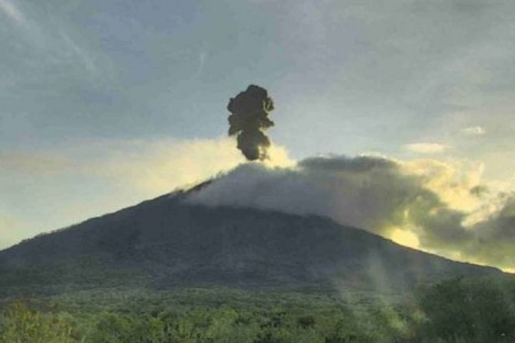 Gunung Ile Lewotolok Erupsi, Warga Diminta Waspada