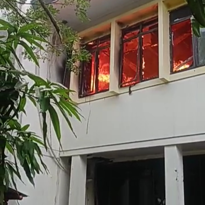 Gudang Lantai Dua Terbakar, Tiga Keluarga Selamat
