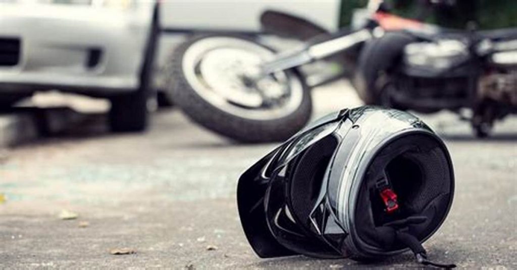 Kurang Waspada, Pengendara Tabrak Mobil dan Terluka