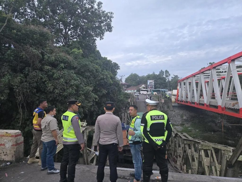 Jembatan di Lahat Ambruk, Truk Batu Bara Terperosok