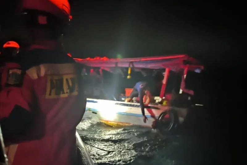 Kapal Nelayan Tabrak Karang, 7 Orang Dievakuasi