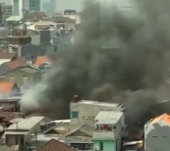 Permukiman Padat Terbakar, Damkar Evakuasi Cepat