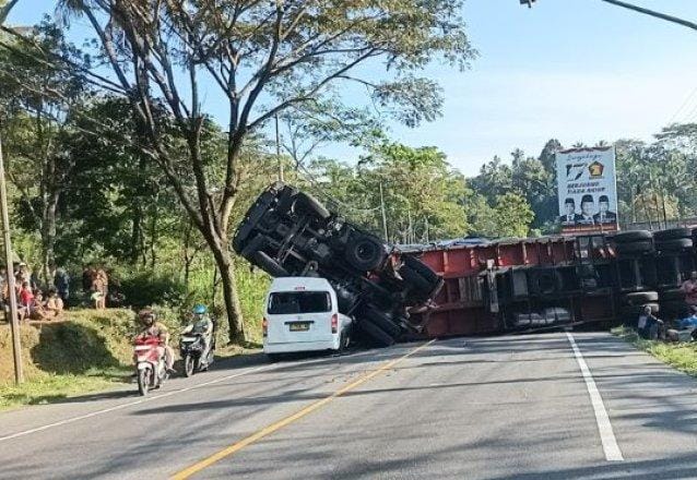 Truk Tak Kuat Nanjak, Kecelakaan Terjadi di Tompak