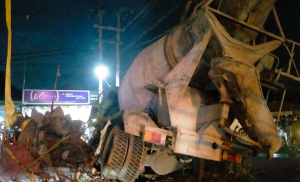 Truk Molen Hantam Motor dan Patung, Satu Tewas