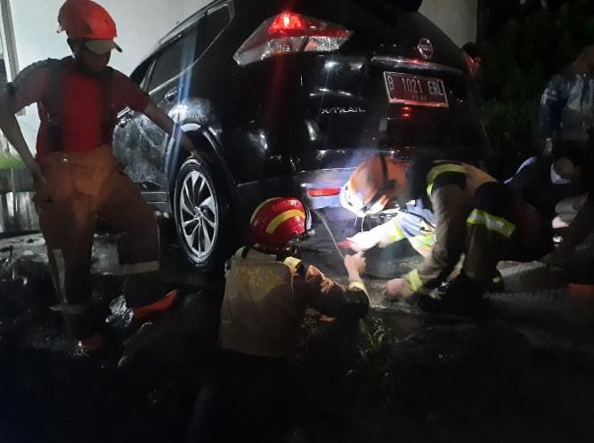 Rem Tangan Rusak, Mobil Wisatawan Masuk Jurang