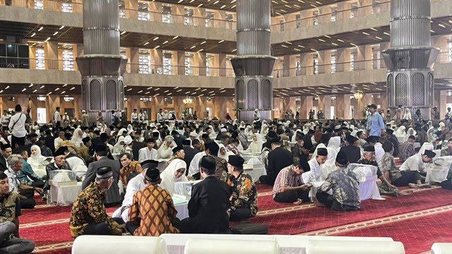 Kemenag Tanggung Mahar, 100 Pasangan Sah di Masjid Istiqlal