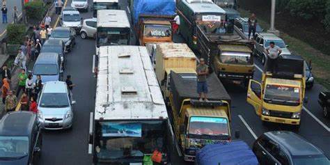 Truk Terguling, Tol Bekasi Macet 7 Km
