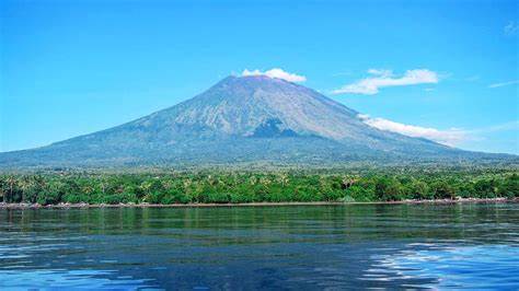 Wisatawan Slovakia Terpeleset di Gunung Agung