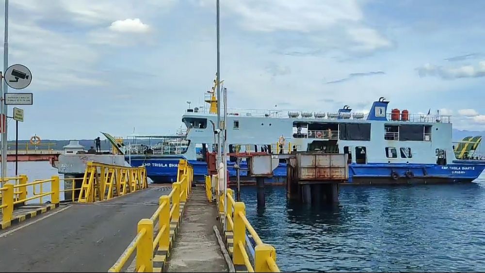 Ombak Besar Hambat Penyeberangan Selat Bali