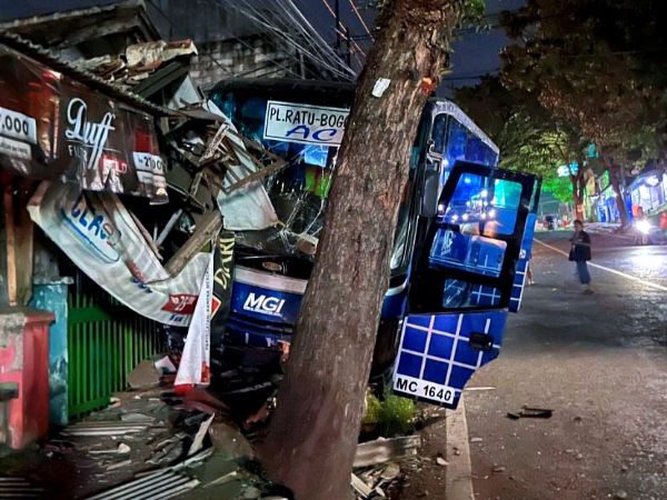 Bus Jalan Sendiri, Tabrak Rumah di Sukabumi