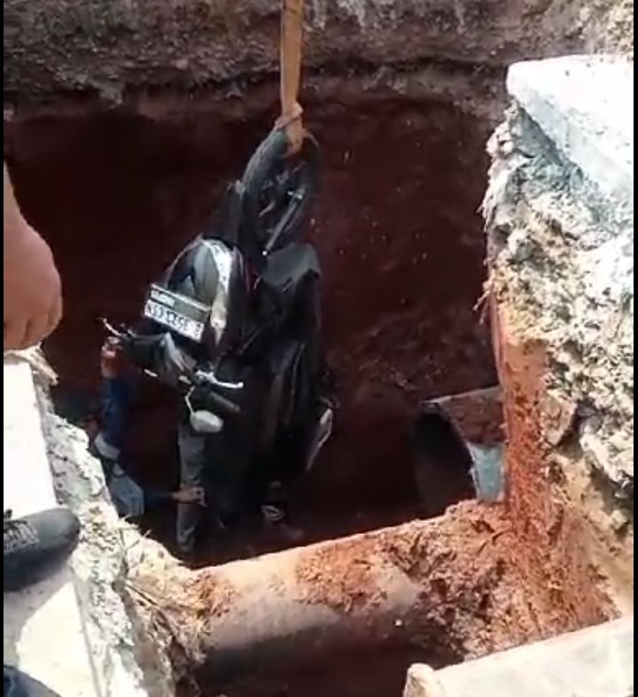 Lubang Galian Tanpa Penanda, Warga Ciracas Terperosok