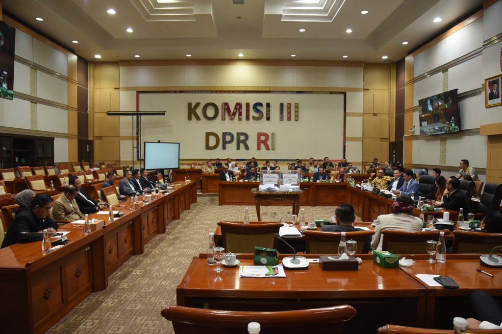 Komisi III DPR Bahas RUU KUHAP Bareng LPSK dan Peradi