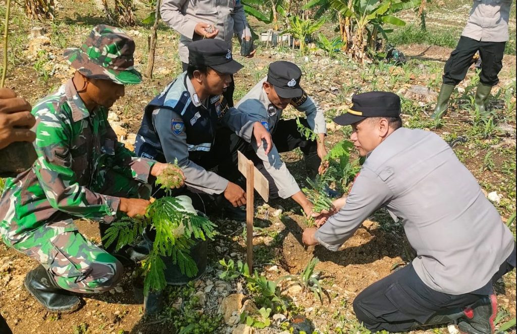 TNI-Polri Rohul Tanam Pohon di HUT Bhayangkara