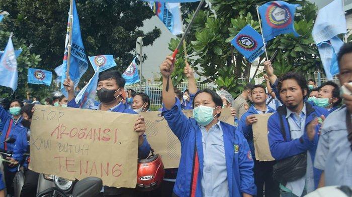 PHK Sepihak, Buruh Kepung Perusahaan