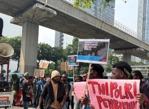 Mahasiswa Papua Demo di Depan Kementerian HAM