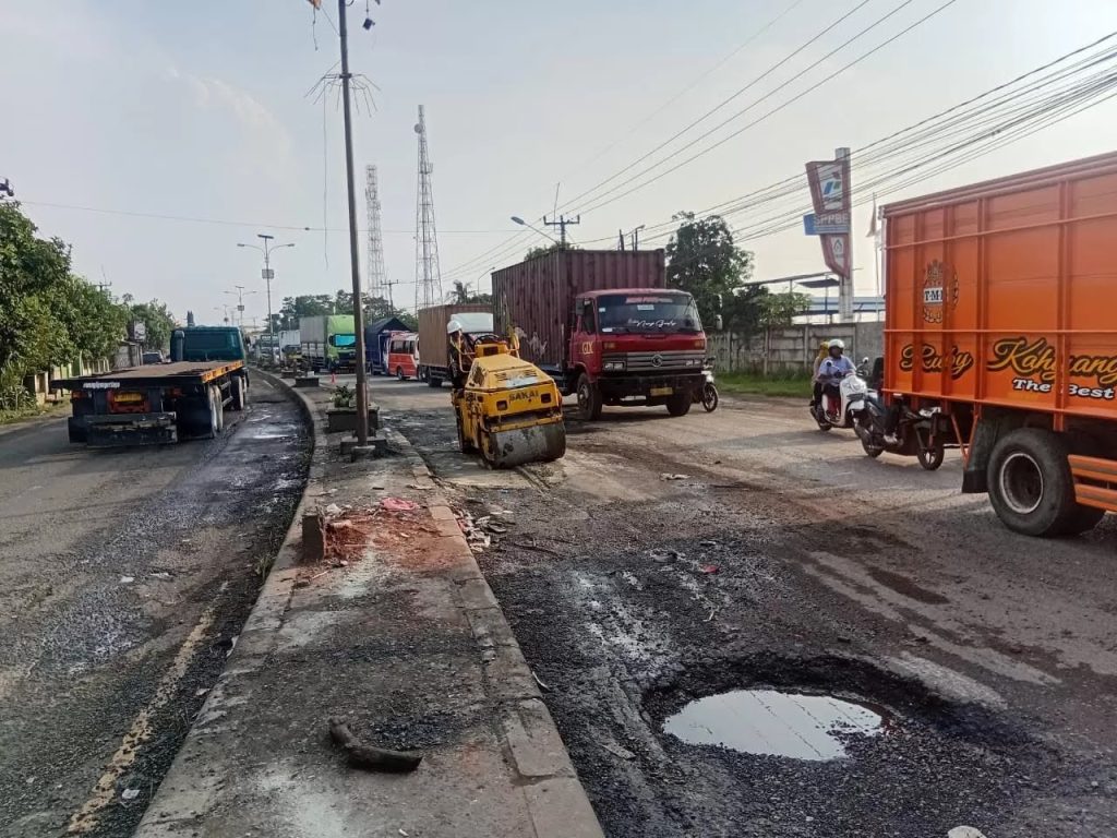 Bupati Karawang Desak Kementerian PU Perbaiki Jalan Rusak