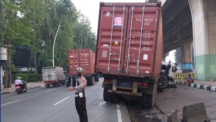 Truk Trailer Hantam Separator di Priok