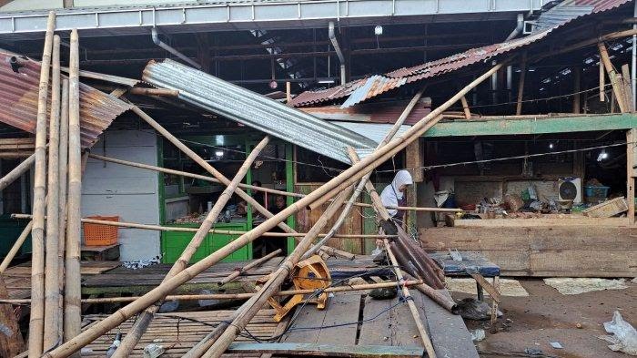 Angin Kencang Hancurkan Puluhan Lapak dan Rumah di Banyumas