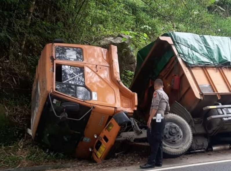 Truk Fuso Terperosok, Tol Japek Macet