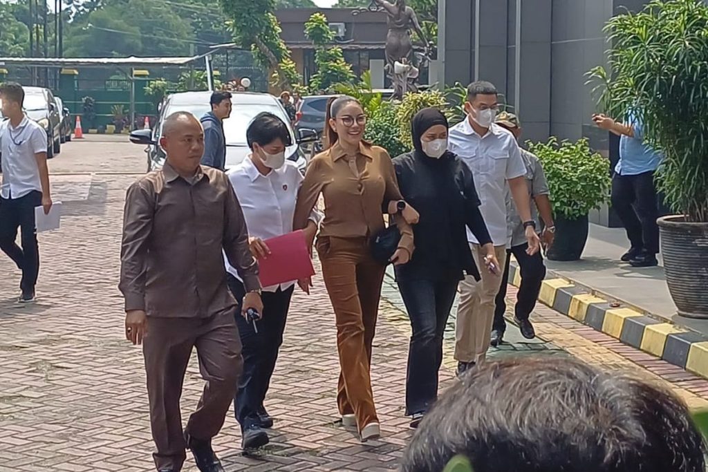Nikita dan Asisten Ditahan Terpisah