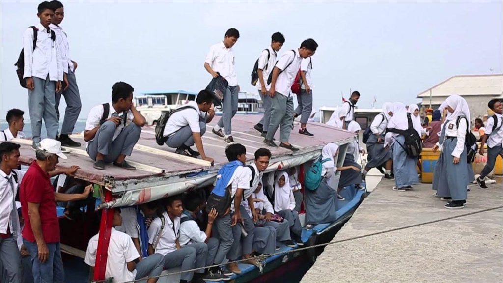 Pelajar Kepulauan Seribu Bertaruh Ombak Demi Sekolah