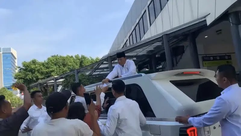 Prabowo Bagikan Amplop Usai Salat Idul Adha