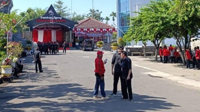 Megawati Kunjungi Makam Ayahanda di Blitar