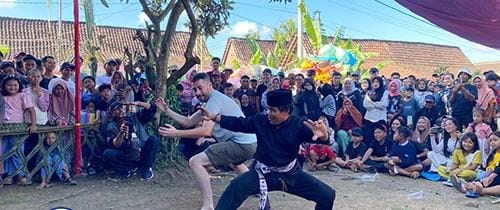 Bule Chili Tampil di Mencak Sumping Banyuwangi