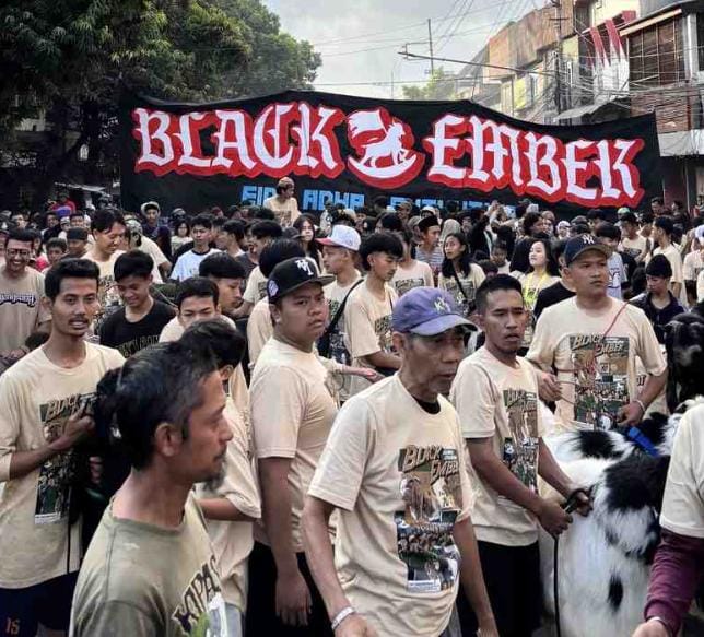 Arak-Arakan Kurban Warnai Lebaran di Kidul Pasar