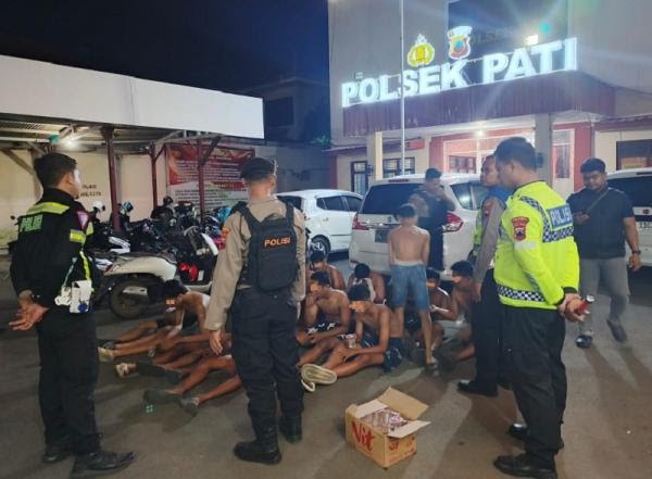 Blue Light Patrol, 16 Remaja Terjaring