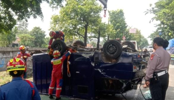 Mobil Pengangkut Uang Terguling, Dua Terluka