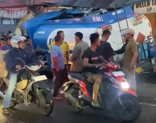 Truk Solar Hantam Warung, Dua Luka