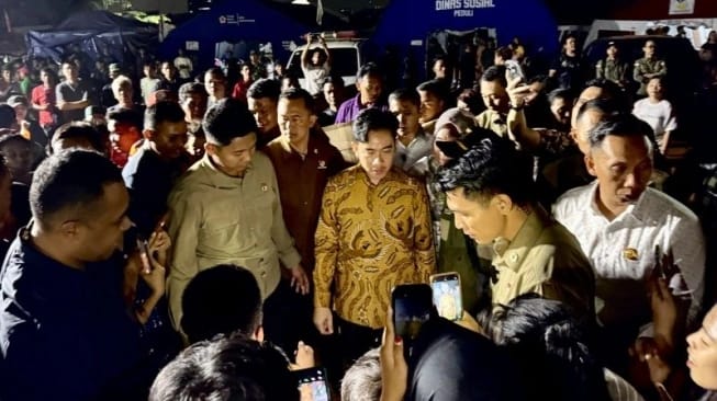 Wapres Gibran Bagi Bantuan ke Korban Kebakaran Jakut