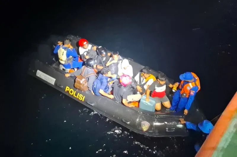 Kapal Tabrak Benda, 352 Orang Dievakuasi di Sultra
