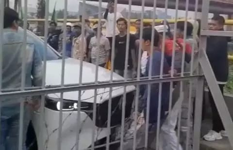 Diduga Mobil Anggota DPRD Tabrak Massa