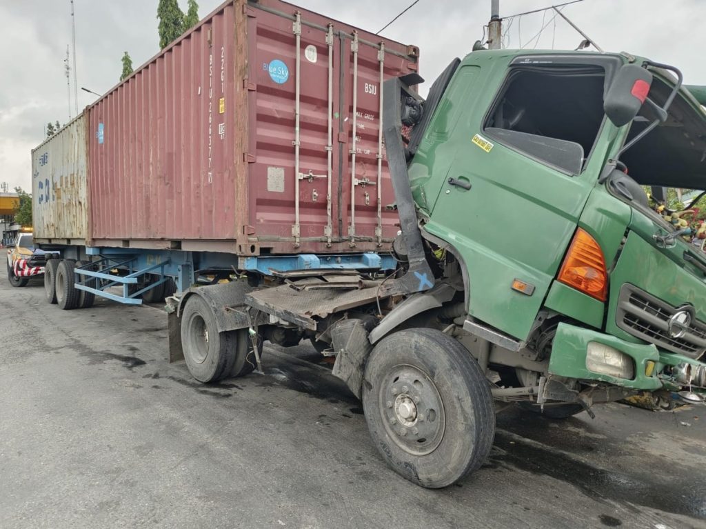 Truk Tabrak Pembatas Tol Janger