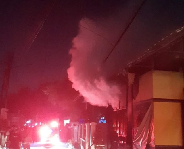 Warkop Terbakar di Depok, 2 Orang Dilarikan ke RS